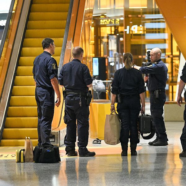 Polisens kriminaltekniker på plats i köpcentret Emporia i Malmö efter att en person skjutits till döds och en skadats allvarligt i en skottlossning.