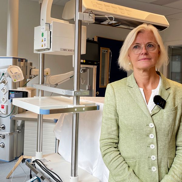 Verksamhetschefen på Barnoperation, Elisabeth Olhager, står i ett behandlingsrum.