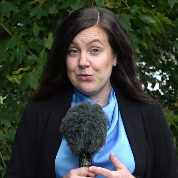 SVT:s reporter Elin Schwartz med en mikrofon i handen.
