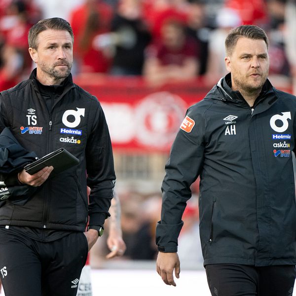 Degerfors IF tränare Tobias Solberg och Andreas Holmberg på fotbollsplanen under en match.