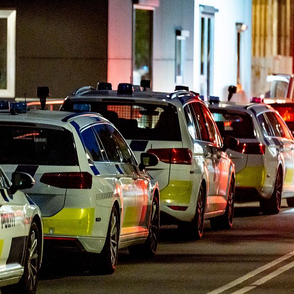Polisbilar står uppradade efter en skjutning i Christiania.