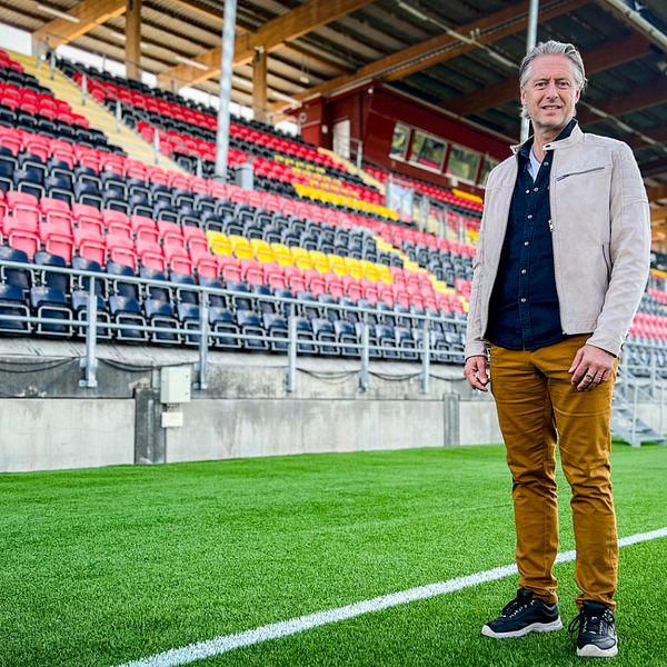 Peja Lindholm vd för ÖFK står på Jämtkraft arena.