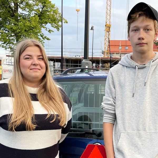 ulia Karlsson och Hugo Johansson, två ungdomar, står vid en A-traktor med en LGF-skylt.