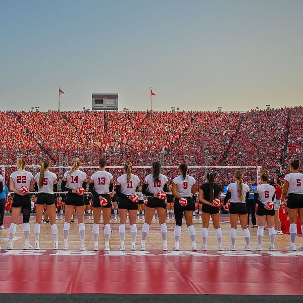 Se när Nebraska säkrar segern inför rekordpublik på Memorial Stadium.