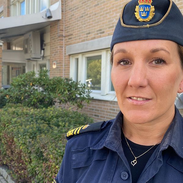 Tf lokalpolisområdeschefen Lisa Nilsson utanför polishuset i Nyköping