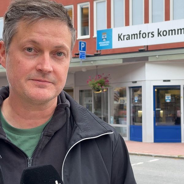Reportern Thomas Sundberg utanför Kramfors kommun.