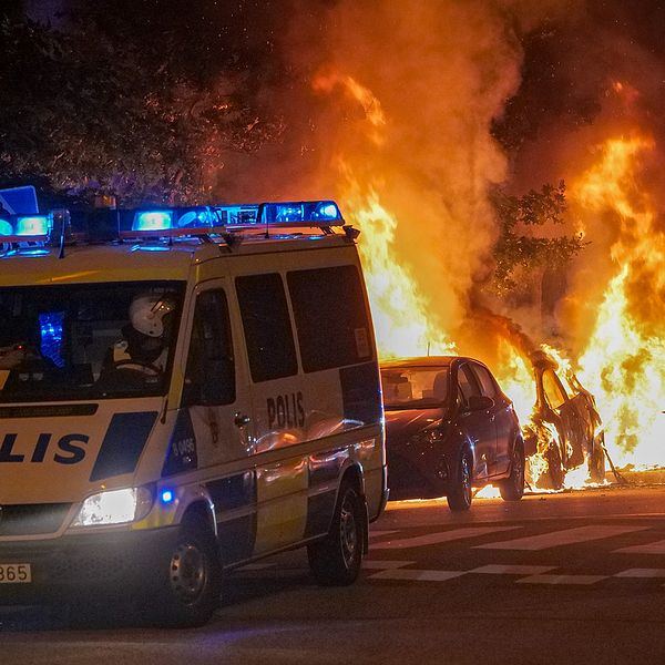 Polis på plats i samband med flera bilbränder på Ramels väg i Malmö på söndagen. Lågor från bilar.