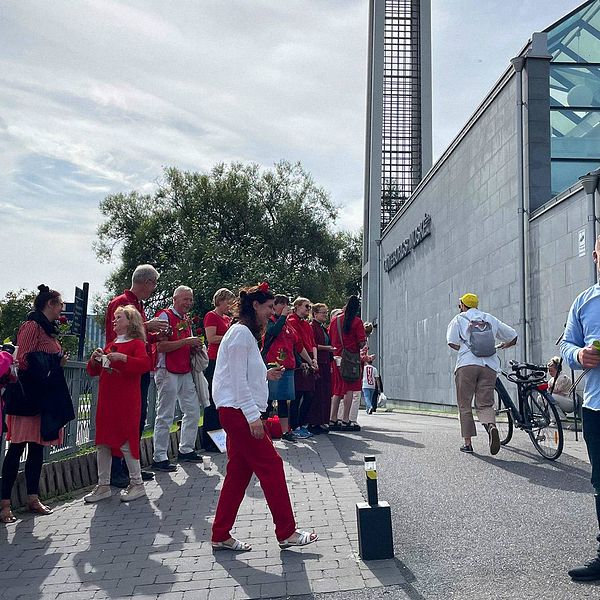Personer från Göteborgs stift i klädda i rött utanför Göteborgs moské.