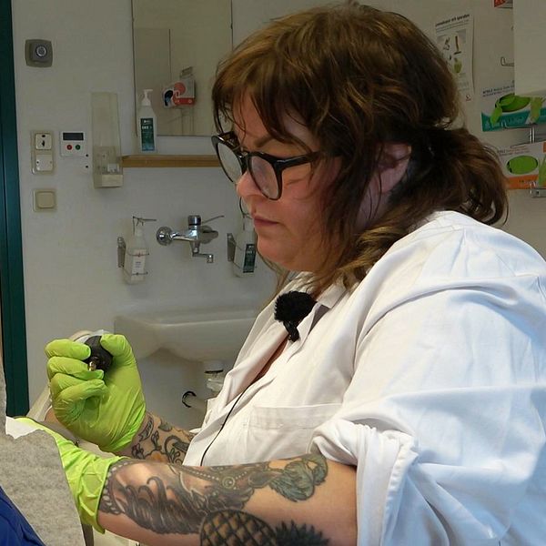 En tatuerare i Malmö tatuerar en bröstvårta på en kvinna som haft bröstcancer.