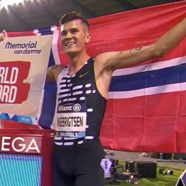 Jakob Ingebrigtsen har slagit ett nytt världsrekord på 2 000 meter.