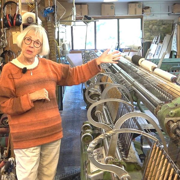 Ulla-Karin Hellsten framför maskinen Spinning Jenny