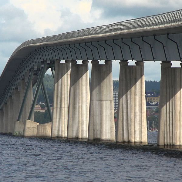 Bild på Vallsundsbron. I bakgrunden syns skog och byggnader.