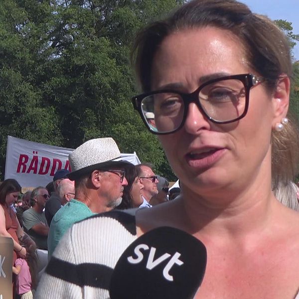 En kvinna blir intervjuad i samband med en demonstration mot nedläggningen av akuten i Lidköping.