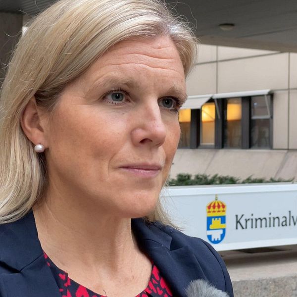 Stina Sjödin, chef för sektionen för lokalförsörjning på Kriminalvården, framför huvudkontorets entré.