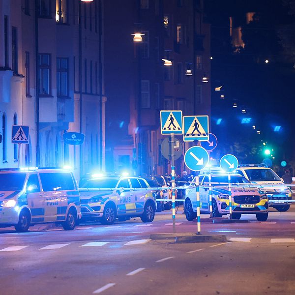 En man har förts till sjukhus efter en skottlossning i centrala Stockholm.