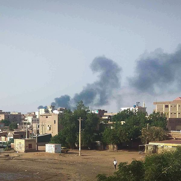 Rök stiger ur krigsdrabbade Khartoum, Sudan, 23 juni 2023.