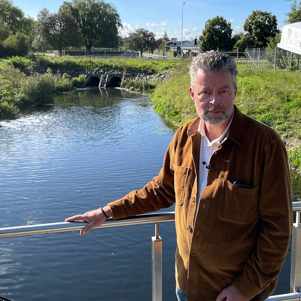 Kjell Thoreson, teknisk chef i Staffanstorp, står framför det renade vattnet.