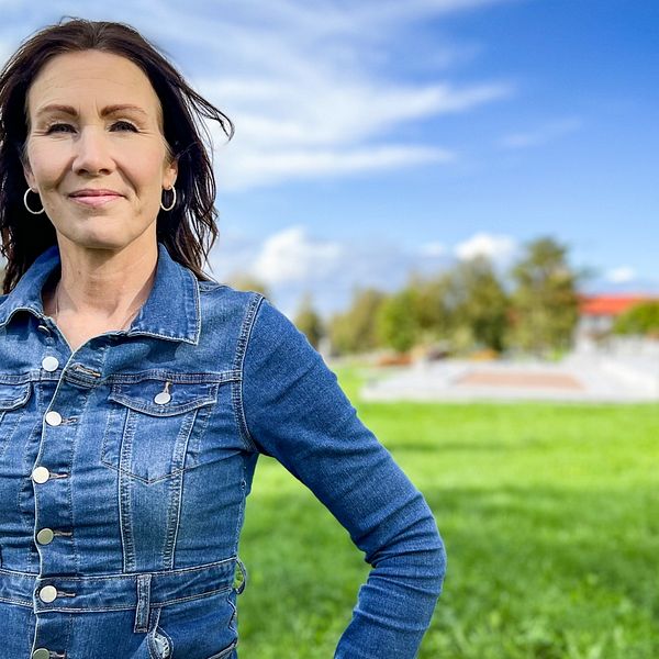 Katarina Nyberg Finn (S) står på en grön gräsmatta med blå himmel ovanför.