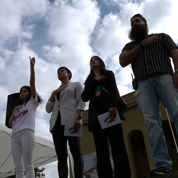 Bild på fyra personer på Götaplatsen i Göteborg från en manifestation mot regimen i Iran.