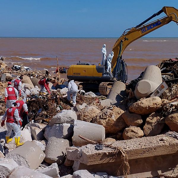 Räddningsinsats vid strandpromenaden i Derna, Libyen.