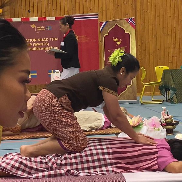 Deltagarna tävlar i tre olika klasser av thaimassage under SM.