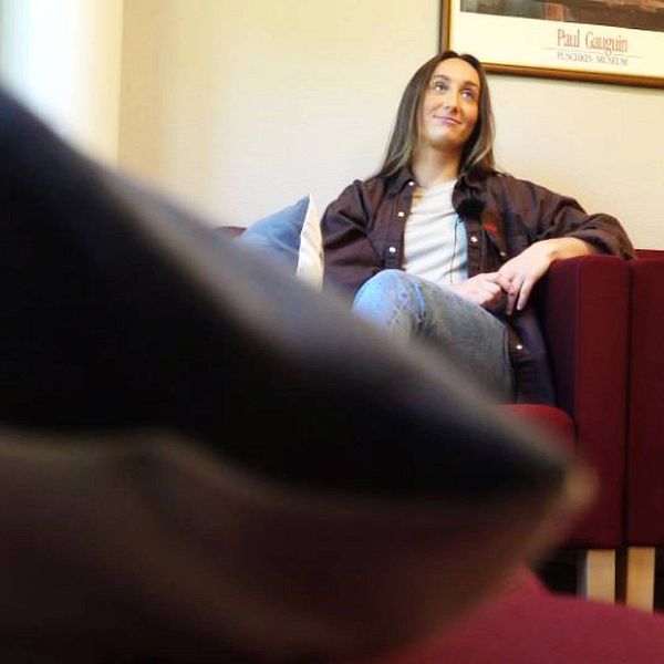 Psykologen Hanna Aabakken på ätstörningsmottagningen i Örebro sitter i en soffa.
