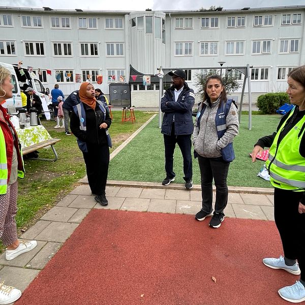 Invånarguider och pedagoger från öppna förskolan i väntan på föräldrar på en lekplats i Biskopsgården