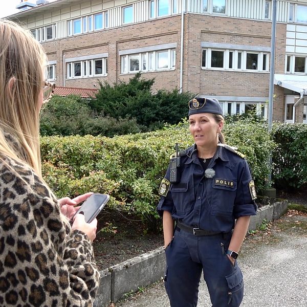 Bild på SVT:s reporter och Lisa Nilsson, tillförordnad lokalpolisområdeschef i Nyköping framför polishuset.