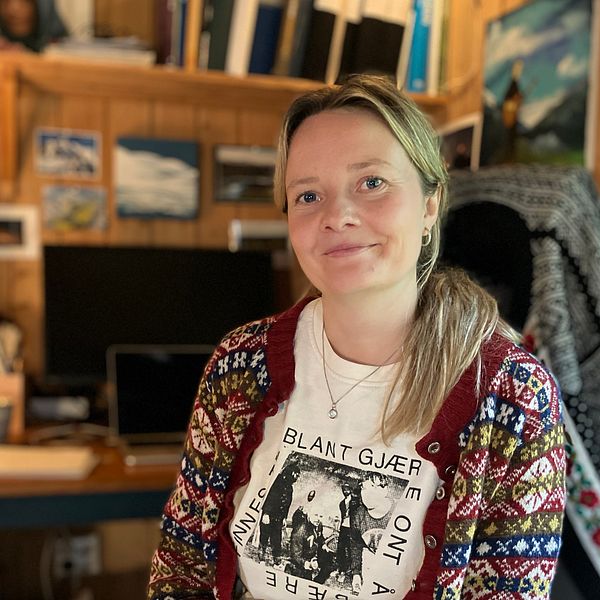 Ellen Sundberg, artist sitter i sina lilla stuga tillika studio i hennes bostad.