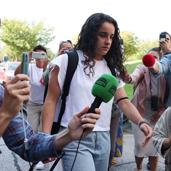 Oihane Hernandez var en av spelarna som anlände till spelarhotellet i Madrid utan att ge några kommentarer till de många journalister som hade samlats utanför.
