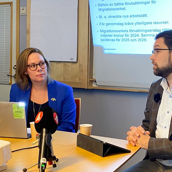 Migrationsminister, Maria Malmer Stenergard (M), och Sverigedemokraternas partiledare, Jimmie Åkesson sitter vid ett bord på en pressträff.