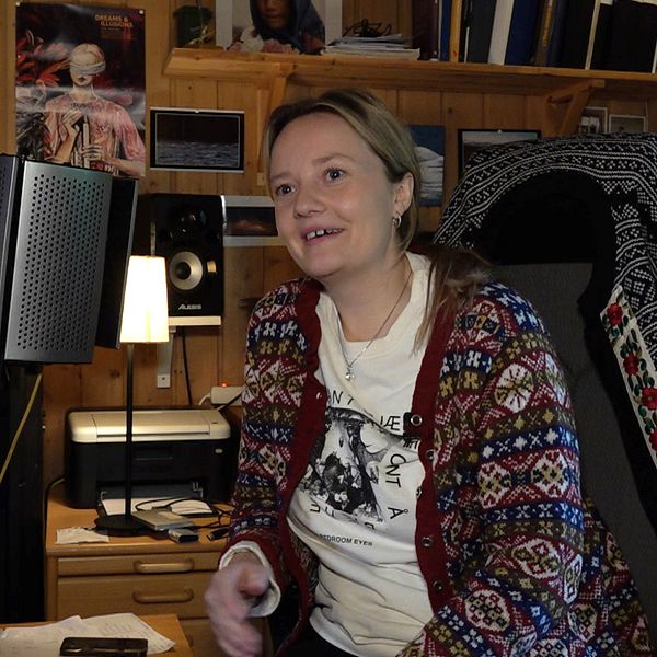 Ellen Sundberg, artist sitter i sina lilla stuga tillika studio i hennes bostad.