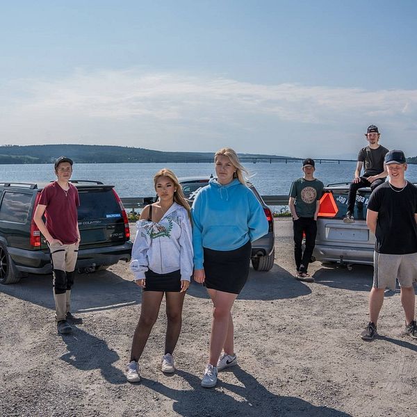 Östersundsungdomarna som är med i SVT:s serie Epaliv står uppställda framför sin epa-traktorer