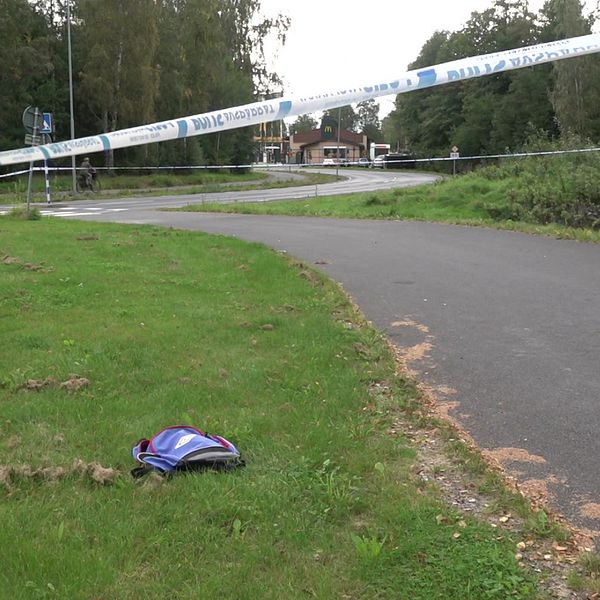 Område avspärrat på Hagaområdet i Jönköping under måndagen. Gräsyta och gångväg där knivskärningen inträffade.