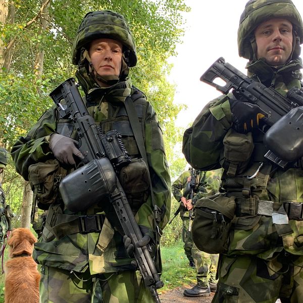 Hemvärnssoldater efter övningen.