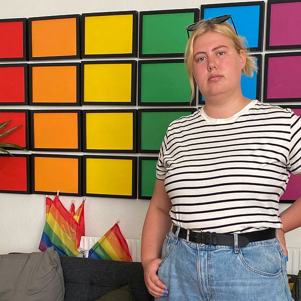 Agnes Haraldsson från RFSL står i RFSL:s kolaler i Helsingborg