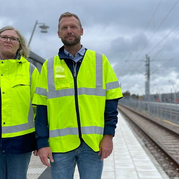 Helena Thysell Persson, projektledare på Trafikverket och Henrik Andersson, produktionschef Skanska står på Ödåkra station.