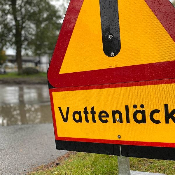 Varningsskylt med texten vattenläcka.