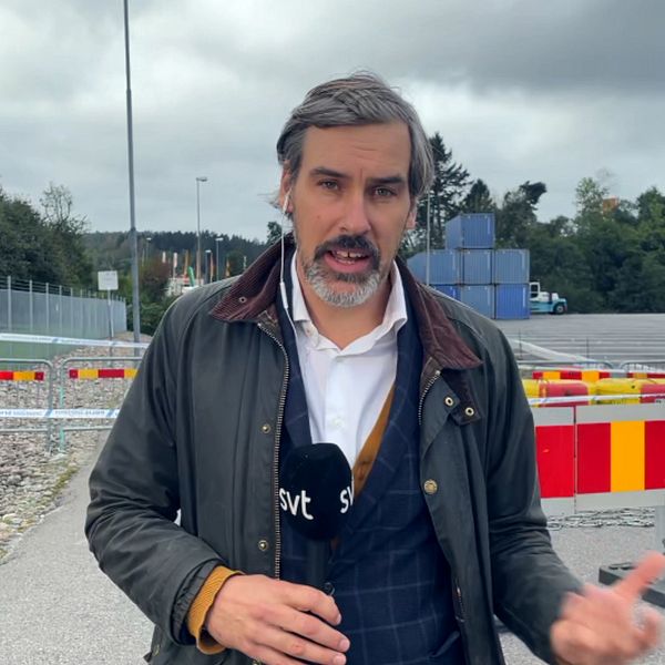 SVT:s reporter Rickard Veldre framför avspärrningar i Stenungsund efter skredet.