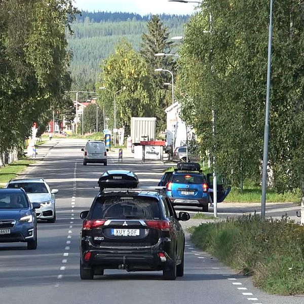 bilar kör stora vägen genom centrala Vemdalen, vägskylt som varnar för skola och en 50-skylt