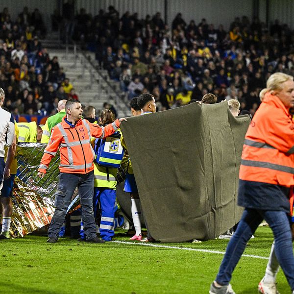 Etienne Vaessen blev utburen på bår efter en otäck kollision.