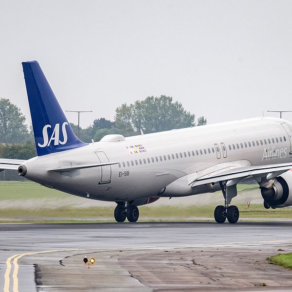 Ett sas-flygplan som lyfter från en flygplats.