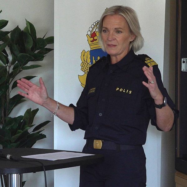 I klippet beskriver lokala polischefen varför polisen lånar ut personal.