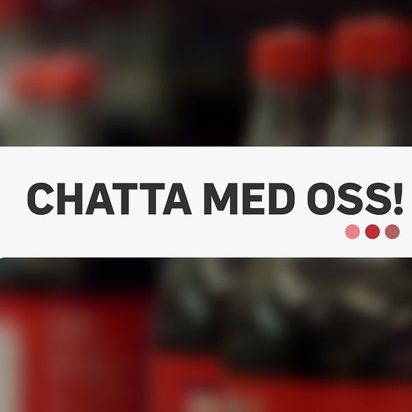 I bakgrunden syns läskflaskor och i förgrunden en skylt där det står ”chatta med oss!”