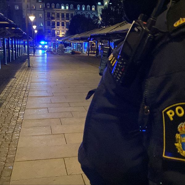 tomt torg med polis i förbrunden