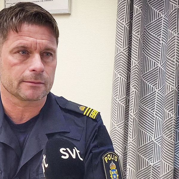 Man i polisuniform i ljust rum, Magnus Wallin, gruppchef på polisen i Säffle.