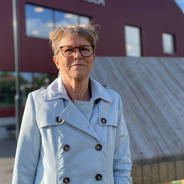 Lena Willman, rektor på Mörrums skola, står utanför skolbyggnaden