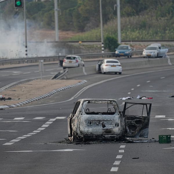 Bilar som förstörts av palestinska milismän i Sderot i Israel.