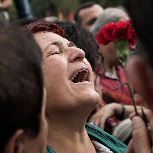 Hon har förlorat sin son och tog idag farväl av sin Korkmaz som var en av alla dödsoffer i gårdagens attentat i Ankara.