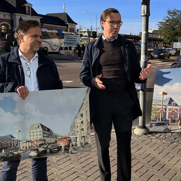 Tre borgerliga oppsitionsråd med skisser över planer för resecentrum i Karlstad står vid Hamngatan.